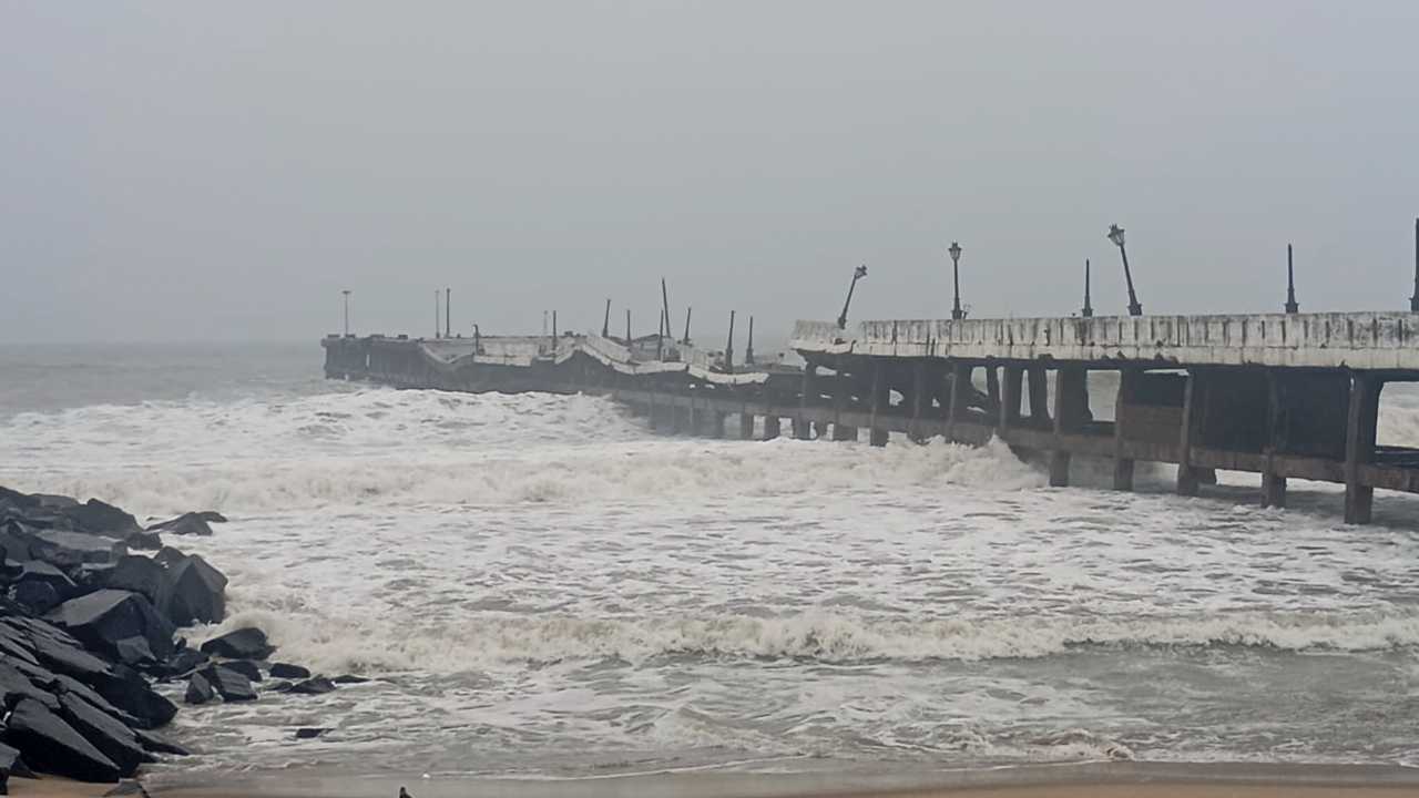 Cyclone Fengal Remains Stationary Near Puducherry, To Weaken In Next 3 ...