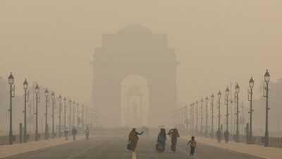Thick smog covering Delhi skyline as PM2.5 pollution levels rise, linked to over 17 lakh deaths in India, according to The Lancet Report 2025.