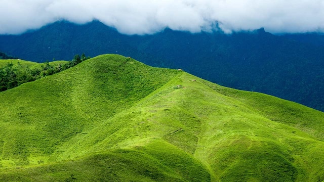 No 2. Mechuka, Arunachal Pradesh | Located in the far reaches of Arunachal Pradesh, Mechuka is a hidden gem that offers an enchanting view of snow-clad mountains and lush green valleys. This tranquil village is perfect for a winter getaway, with its Buddhist monasteries and pristine surroundings adding to the region's charm. Its beauty, surrounded by rivers and forested hills, makes it an ideal destination for trekking and cultural exploration. (Image: Shutterstock)