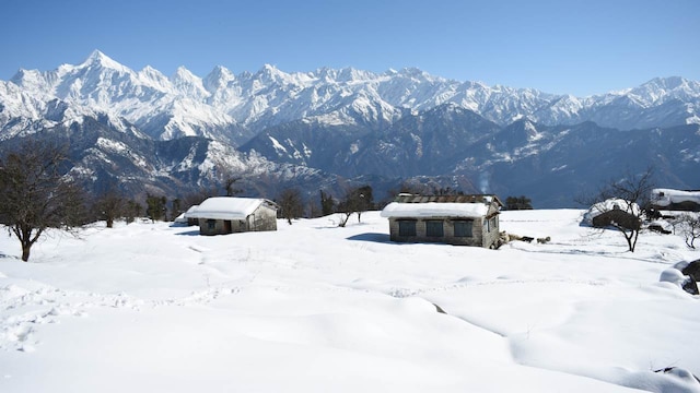 No 8. Munsiyari, Uttarakhand | Munsiyari, situated at the base of the snow-capped peaks of the Panchachuli range, offers a spectacular blend of mountain views and adventure. This quiet town is perfect for trekkers, with trails leading to remote regions like the Milam Glacier. The chilly winter months transform Munsiyari into a peaceful winter haven for those looking to disconnect and immerse themselves in nature's untouched beauty. (Image: Shutterstock)