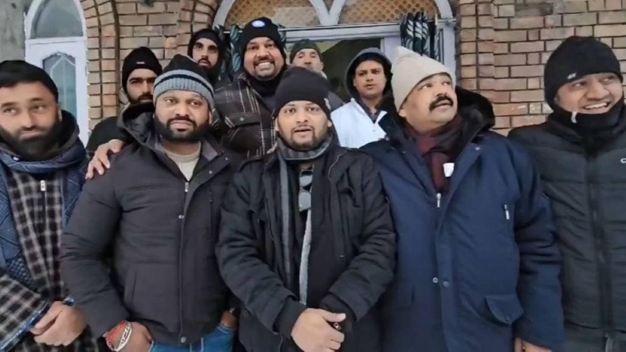 Stranded amid heavy snowfall, tourists from Punjab find shelter in Kashmir mosque