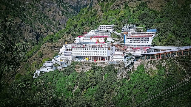 vaishno-devi-bhawan-2024-12-91565c69a49194f78cd1633c1beef175 श्रीनगर से कटरा 3 घंटे में: 19 अप्रैल को वंदे भारत एक्सप्रेस का उद्घाटन करने के लिए पीएम मोदी | पिक्स में
