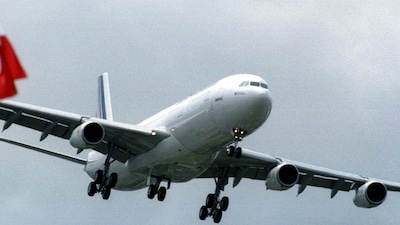 फ्लाइट रद्द होने पर रिफंड कैसे पाएं: प्लेटफॉर्म और एयरलाइंस के विकल्प.