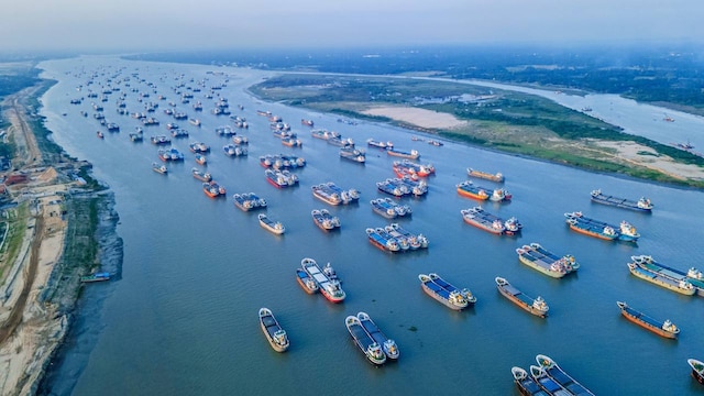 No 1. Bangladesh | Known as the Land of Rivers, Bangladesh boasts an incredible network of around 700 rivers, making it one of the most river-dense nations around the world. These rivers cover a length of about 24,000 km and are an integral part of social, cultural and national life. (Image: Shutterstock) No 1. Bangladesh | Known as the Land of Rivers, Bangladesh boasts an incredible network of around 700 rivers, making it one of the most river-dense nations around the world. These rivers cover a length of about 24,000 km and are an integral part of social, cultural and national life. (Image: Shutterstock)