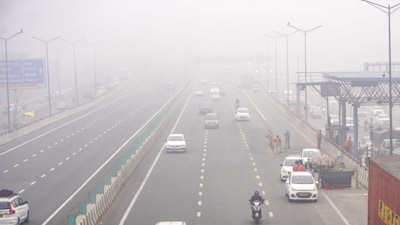 New Delhi: Vehicles move on NH 24 amid fog, in New Delhi, Saturday, Jan. 4, 2025. Dense fog over Delhi for a second consecutive morning reduced visibility to zero in several areas, officials said on Saturday. (PTI Photo)(PTI01_04_2025_000130B)