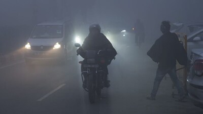 Commuters on a road amid dense morning fog, in New Delhi, Wednesday, Jan. 15, 2025. (PTI Photo)