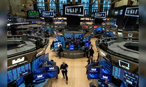 Wall Street worries continue as Dow Jones falls over 400 points from highs