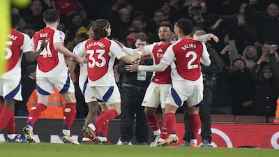 Arsenal’s players sank to the turf after the final whistle as their late-season title charge ends just short earlier this season. After months of consistency and belief, the margin proved unforgiving, and it was another reminder for Mikel Arteta’s side that in modern football, excellence does not always guarantee reward.
