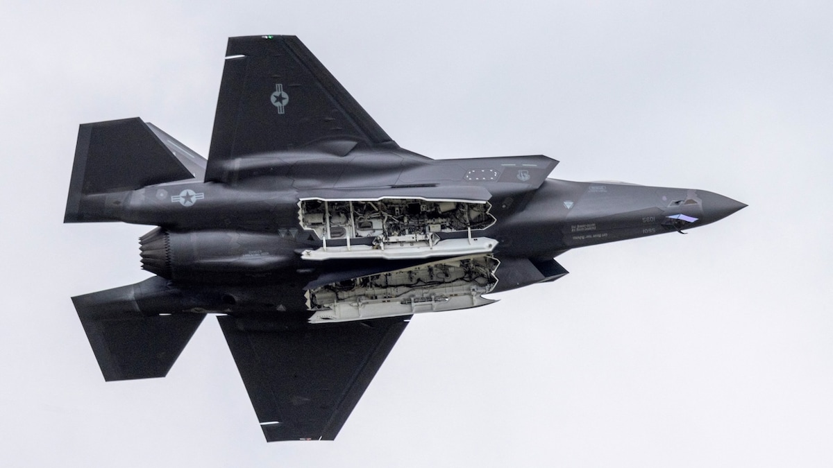 UK Navy F-35 makes emergency landing in Kerala after fuel warning, IAF ...