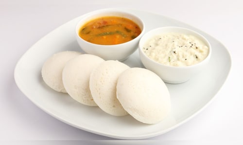 Karnataka Health Minister acts against plastic use in Idli preparation