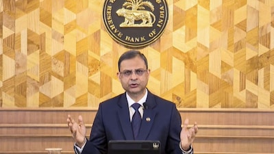 RBI Cuts Rates to Spur Growth; Capital Outflow, Rupee Risks Remain