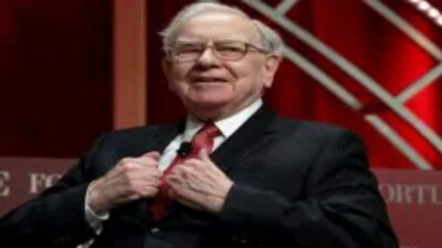 Buffett recently announced that he will no longer be writing the annual shareholder letter, a responsibility that will now be taken over by incoming CEO Greg Abel. He will continue to sit on the arena floor with the other directors. But he wrote, “I will continue talking to you and my children about Berkshire via my annual Thanksgiving message.”