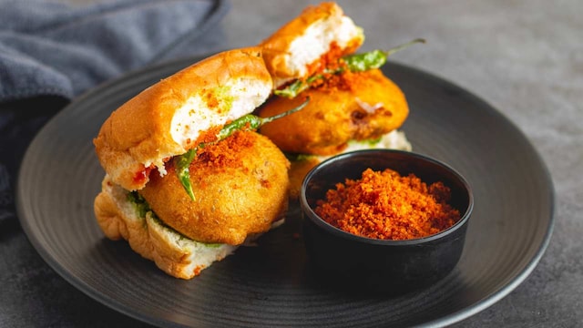 vada-pav-2025-02-2cec8ea41c5a19b4993f15a603de968f इन राज्यों में कोशिश करने के लिए सर्वश्रेष्ठ स्ट्रीट फूड्स: भारत का एक पाक दौरा करें