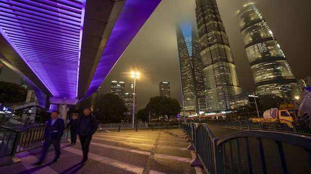 China plans to issue 500 billion yuan ($69 billion) in special sovereign bonds as it seeks to boost capital at its biggest banks to support the economic recovery. Li also said that the central bank would cut interest rates as well as the reserve requirement of the banks to boost credit. Image: Shanghai, China. Photographer: Raul Ariano/Bloomberg