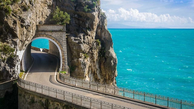 amalfi-coast-bay-of-naples-2025-03-e7f238c6c26bdd179df1e05fcdb478a3 ध्यान मोटर हेड्स: यहां सवारी करने और ड्राइव करने के लिए शीर्ष अंतरराष्ट्रीय सड़क यात्रा मार्ग हैं