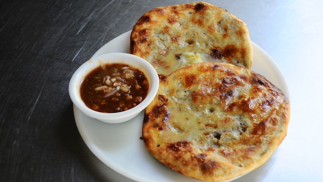 amritsari-kulcha-2025-03-32e77f4e267e9a652b1b466e1fe183fa इन राज्यों में कोशिश करने के लिए सर्वश्रेष्ठ स्ट्रीट फूड्स: भारत का एक पाक दौरा करें