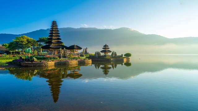 No 10. Indonesia | Indonesia is among the top 10 luxury vacation spots in the world because of its diversity. It offers a plethora of other luxury travel options beyond visiting Bali's ultra-luxury resorts. One can choose between a liveaboard vacation in Labuan Bajo, a luxury train ride to Java Island, a private seaplane to the Riau Islands, or beach glamping at one of the many resorts around Indonesia. No 10. Indonesia | Indonesia is among the top 10 luxury vacation spots in the world because of its diversity. It offers a plethora of other luxury travel options beyond visiting Bali's ultra-luxury resorts. One can choose between a liveaboard vacation in Labuan Bajo, a luxury train ride to Java Island, a private seaplane to the Riau Islands, or beach glamping at one of the many resorts around Indonesia.