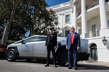 donald-trump-elon-musk-2025-03-f4856f563b6c7667688b06bd38c1892c-scaled-e1741746623578 अमेरिकी राष्ट्रपति डोनाल्ड ट्रम्प 'पैट्रियट' एलोन मस्क को समर्थन दिखाने के लिए एक टेस्ला खरीदते हैं