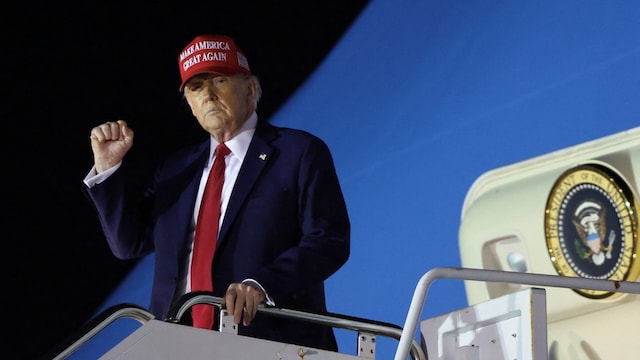 US President Donald Trump recently suggested the possibility of substituting a current visa program for foreign investors with a "gold card" that could be purchased for $5 million nearly ₹44 crore, which will offer high-net-worth Individuals (HNIs) a pathway to American citizenship. While its unsure, reports suggest that Trump may replace the current "EB-5" immigrant investor programme, which mandates a minimum investment of $800,000 (around ₹7 crore) for obtaining "residence by investment". Similar "golden visas" are offered by multiple countries that provide residency to individuals who can invest large sums to acquire temporary or permanent residency. Here is a list of major countries that offer similar golden visas to attract investments from wealthy individuals and check how much it costs. (Image: Reuters)