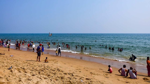 1. Golden Beach, Odisha | Golden Beach, located in Puri, Odisha, is renowned for its golden sands and tranquil environment. It offers a peaceful retreat for tourists, with clean water and an abundance of natural beauty. The beach has earned the Blue Flag certification for its excellent environmental standards, making it a prominent eco-tourism destination in India.