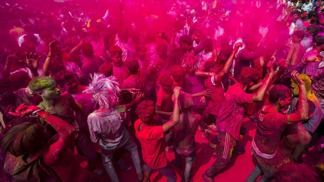 Across the country, people, mostly dressed in all white clothes, celebrated the festival by hurling colored powder at each other. Children, perched on rooftops and balconies, flung water balloons filled with colored pigments at passers by. Groups of young men also used water guns to chase people down in public parks and on the roads, while others danced on the streets to music blaring from speakers. (Image: AP)