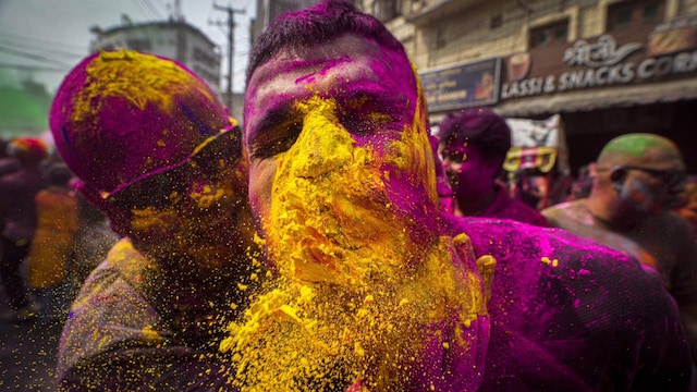 Food and drink are a big part of the festivities. Vendors in parts of India sold thandai, a traditional light green beverage prepared with milk, cardamom and dried fruit, and gujia, a flaky, deep-fried sweet pastry stuffed with milk curds, nuts and dried fruit.