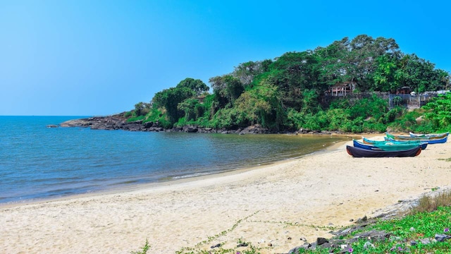 3. Kappad Beach, Kerala | Situated in Kozhikode district, Kappad Beach in Kerala holds historical significance as it was the landing site of Portuguese explorer Vasco da Gama in 1498. The beach offers pristine sands and crystal-clear waters, making it a peaceful getaway. Its Blue Flag certification is a testament to the state’s dedication to preserving its coastal ecosystems. (Image: Shutterstock)