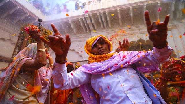 holi celebration picture of load krishana