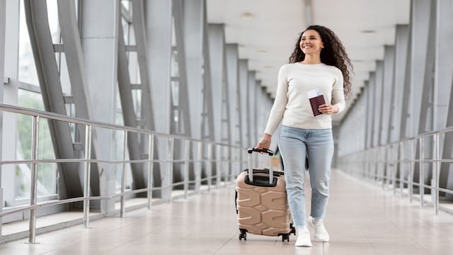 travel-carry-on-luggage-2025-03-37ef25c6e3a4f7ea222b840c9063cb67 हर यात्री को इन एयरलाइन हैक का उपयोग कभी भी एक कनेक्शन को याद करने और जेटलैग को हराने के लिए करना चाहिए