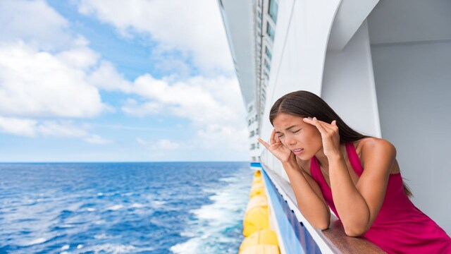travel-motion-sickness-2025-03-9ab56fcd1339b3cc01c2b0e7fdae9d14 10 आवश्यक यात्रा युक्तियाँ हर पहली बार यात्री को पता होना चाहिए