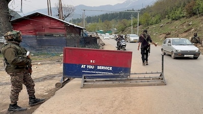 Indian police officers stop vehicles at a check point following a terror attack, near Pahalgam in south Kashmir's Anantnag district, April 22, 2025. REUTERS/Stringer