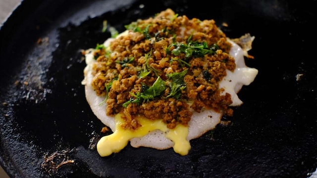 kari-dosa-2025-04-c7503e4fcdea7df3ec85bf6cea775ce6 इन राज्यों में कोशिश करने के लिए सर्वश्रेष्ठ स्ट्रीट फूड्स: भारत का एक पाक दौरा करें
