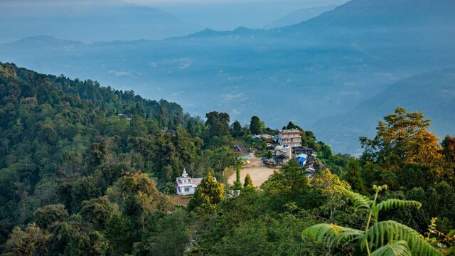 lava-village-west-bengal-2025-04-3da9403a77f9c0503d798f6ddac71127 यहाँ पश्चिम बंगाल में कूलर स्थानों के लिए 15-दिवसीय यात्रा के लिए एक मजेदार-भरा यात्रा कार्यक्रम है