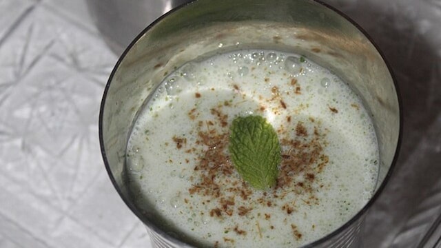 mint-masala-chaas-2025-04-07067607e55e994f12387b3cd0dd0214 10 को दही-आधारित ग्रीष्मकालीन पेय का प्रयास करना चाहिए