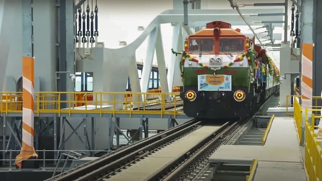 pamban-bridge-1-2025-04-034df2e289cff8166f22585e29f8055c पीएम मोदी ने पाम्बन ब्रिज का उद्घाटन किया, जिससे 5 मिनट में रामेश्वरम को समुद्र पार करने की अनुमति मिलती है