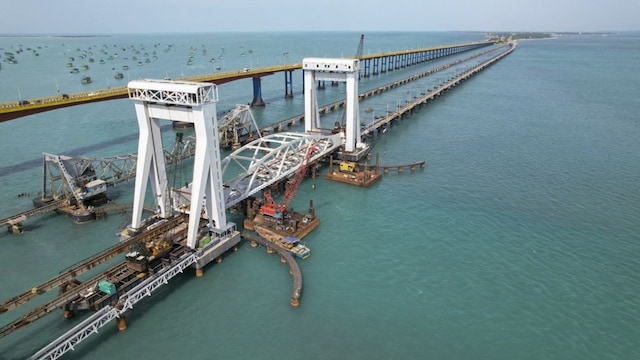 pamban-bridge-5-2025-04-1f74ef8d5f4e0748398052868f7c41ad पीएम मोदी ने पाम्बन ब्रिज का उद्घाटन किया, जिससे 5 मिनट में रामेश्वरम को समुद्र पार करने की अनुमति मिलती है