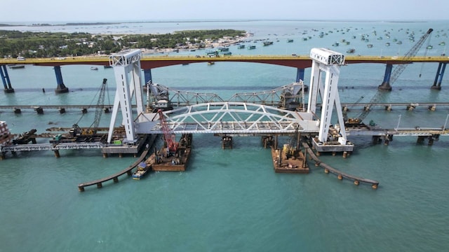 pamban-bridge-6-2025-04-da5854ba9e4c80da430d7118eb0d2822 पीएम मोदी ने पाम्बन ब्रिज का उद्घाटन किया, जिससे 5 मिनट में रामेश्वरम को समुद्र पार करने की अनुमति मिलती है