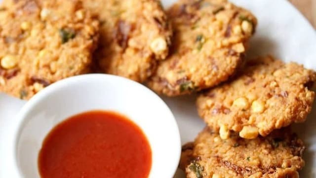 parippu-vada-2025-04-8603d3a43fc2c214c9b8f62516d2a807 इन राज्यों में कोशिश करने के लिए सर्वश्रेष्ठ स्ट्रीट फूड्स: भारत का एक पाक दौरा करें