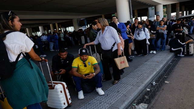spain-blackout-2025-04-e034ec46256e8061ab41b95e094b78fb स्पेन और पुर्तगाल पावर आउटेज: फ्लाइट्स में देरी हुई, सबवे खाली हो गए, सड़कों पर जाम हो गया