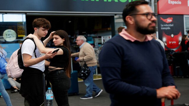 spain-blackout-5-2025-04-c8f636a40f49993d0f85f67eeefb30a0 स्पेन और पुर्तगाल पावर आउटेज: फ्लाइट्स में देरी हुई, सबवे खाली हो गए, सड़कों पर जाम हो गया