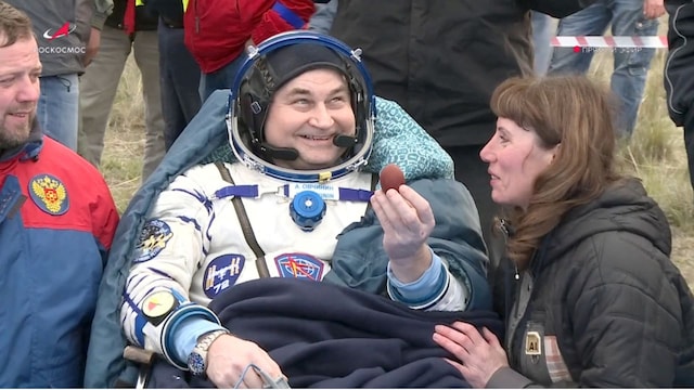 Soyuz spacecraft brings Russian, American crew back to earth from space station Soyuz spacecraft brings Russian, American crew back to earth from space station