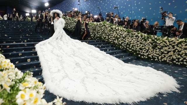 2025-05-05t225938z-1373041399-hp1el551qvc6w-rtrmadp-3-usa-met-ball-2025-05-f11d3dfed66d46f32514ef4faf7ab515 मेट गाला 2025: शाहरुख खान से ज़ेन्डेया, जिन्होंने प्रसिद्ध फैशन फंडराइज़र में क्या पहना था