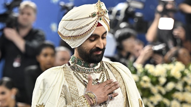 ap25126075386688-2025-05-314ce5d9a122e85154730fea36811dac मेट गाला 2025: शाहरुख खान से ज़ेन्डेया, जिन्होंने प्रसिद्ध फैशन फंडराइज़र में क्या पहना था