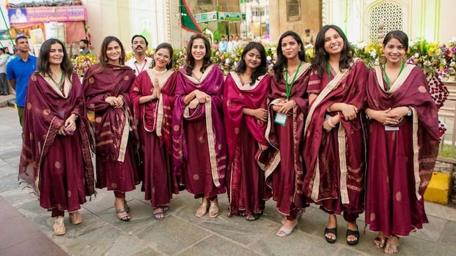 She also lauded the warm hospitality, noting how “everyone was tolerant and warm,” making the visitors feel completely at ease. The evening concluded with a lavish spread of Hyderabadi delicacies, including Biryani, Dum ka Murgh, Kebabs, Mirchi ka Salan, and Qubani ka Meetha, accompanied by live music, wrapping up a day that showcased Hyderabad’s rich culture and welcoming spirit. She also lauded the warm hospitality, noting how “everyone was tolerant and warm,” making the visitors feel completely at ease. The evening concluded with a lavish spread of Hyderabadi delicacies, including Biryani, Dum ka Murgh, Kebabs, Mirchi ka Salan, and Qubani ka Meetha, accompanied by live music, wrapping up a day that showcased Hyderabad’s rich culture and welcoming spirit.