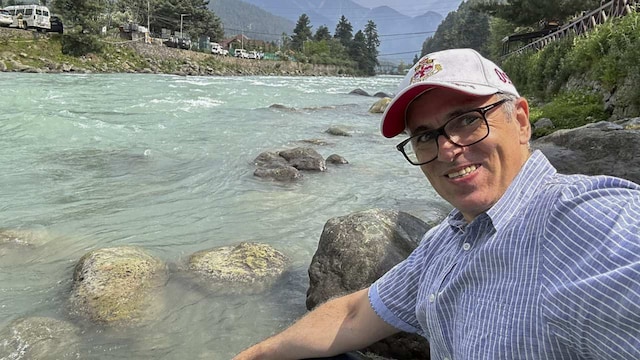 During the cycling journey, the chief minister made various stops to engage with locals and tourists at the hill resort, even taking time for selfies. (Image: PTI) During the cycling journey, the chief minister made various stops to engage with locals and tourists at the hill resort, even taking time for selfies. (Image: PTI)