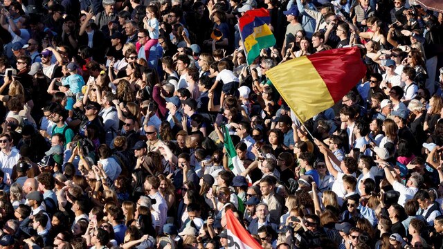 pope-conclave-2025-05-2484b7c9d40592f77e8a79d4f864de26 सिस्टिन चैपल चिमनी से सफेद धुआं डालना, एक पोप का संकेत देते हुए कैथोलिक चर्च का नेतृत्व करने के लिए चुना गया है