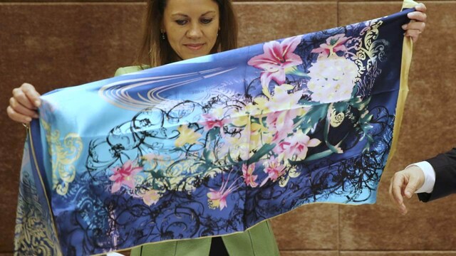 silk-scarf-2025-05-b04be26b6a838fb4fa492c604043f696 हर यात्री को इन एयरलाइन हैक का उपयोग कभी भी एक कनेक्शन को याद करने और जेटलैग को हराने के लिए करना चाहिए