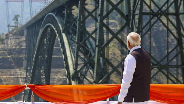 5. Designed for durability | The bridge is built to endure for 120 years, suitable to withstand winds of up to 266 km/h, earthquakes with a magnitude of 8, and explosions equivalent to 40 tonnes of TNT. 5. Designed for durability | The bridge is built to endure for 120 years, suitable to withstand winds of up to 266 km/h, earthquakes with a magnitude of 8, and explosions equivalent to 40 tonnes of TNT.