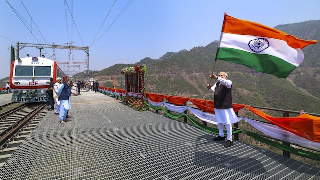 4. Impressive steel-and-concrete structure | Extending 1,315 meters, the bridge consists of a 785-meter arch and a 530-meter approach span, engineered to navigate a deep gorge within the formidable Himalayan landscape. 4. Impressive steel-and-concrete structure | Extending 1,315 meters, the bridge consists of a 785-meter arch and a 530-meter approach span, engineered to navigate a deep gorge within the formidable Himalayan landscape.