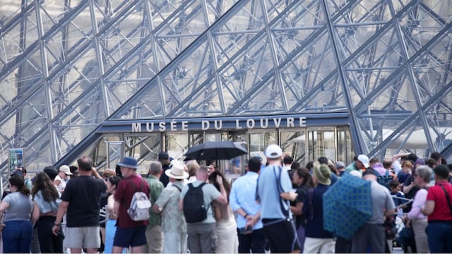 France LouvreTourists wait outside the Louvre museum which failed to open on time on Monday, June 16, 2025 in Paris. (AP Photo/Christophe Ena) France LouvreTourists wait outside the Louvre museum which failed to open on time on Monday, June 16, 2025 in Paris. (AP Photo/Christophe Ena)